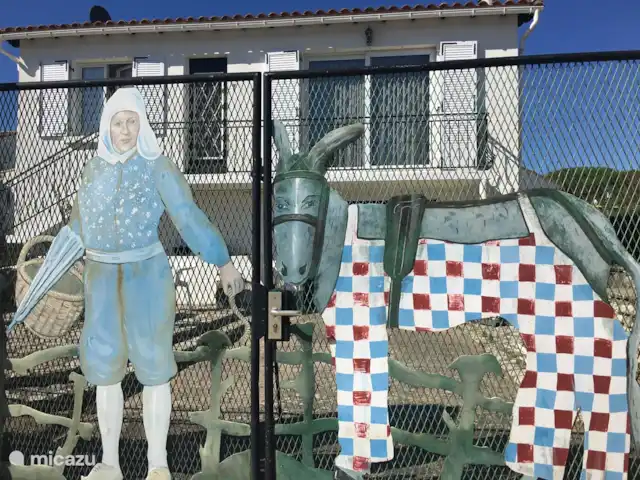 vakantiehuis huren in Frankrijk, Charente-Maritime, Le Bois-Plage-en-Ré – Vakantiehuis Rhétaise, Ile de Ré Het unieke hek met de “Âne en Culotte”