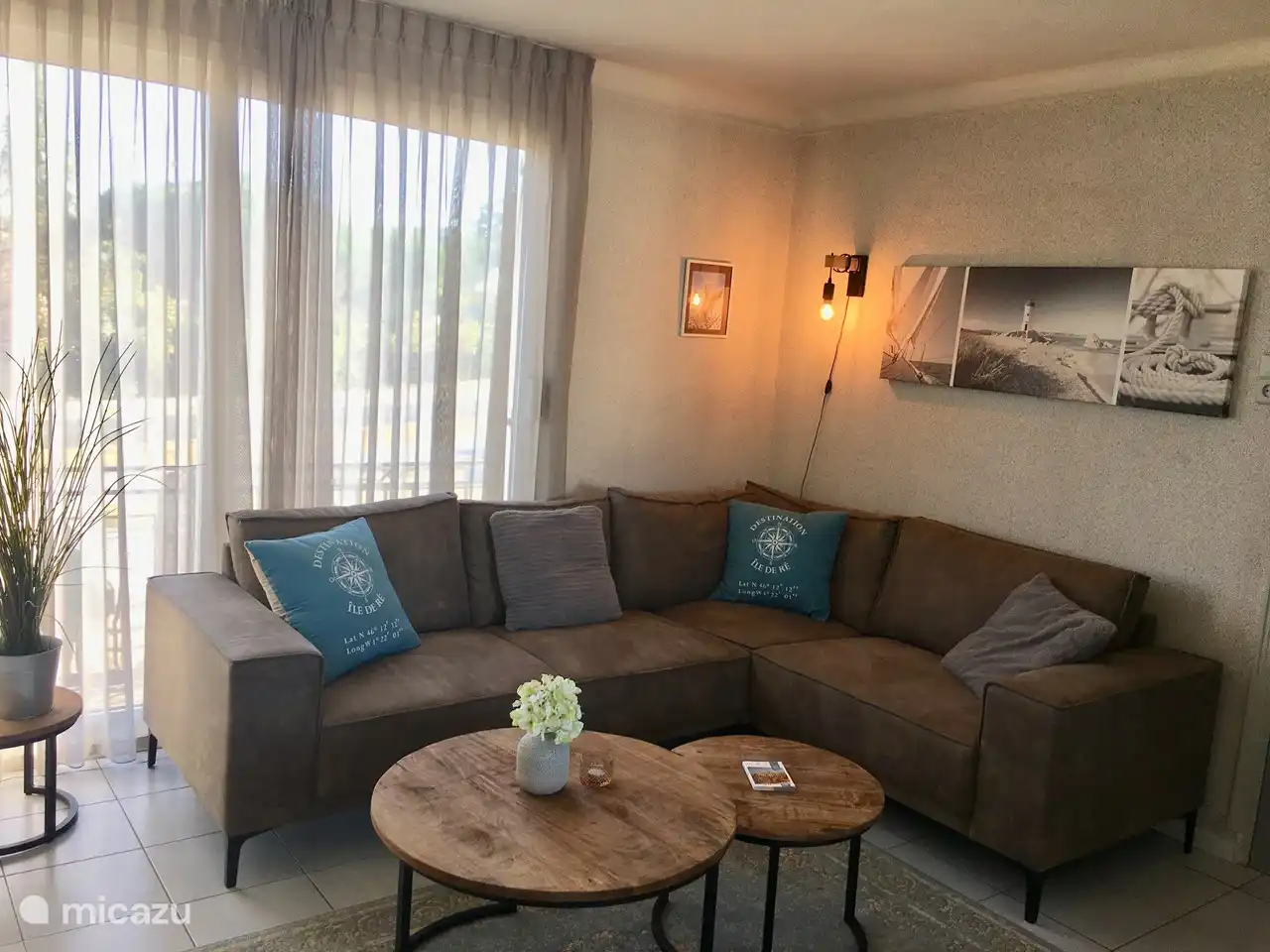 Séjour avec grand canapé d'angle confortable.