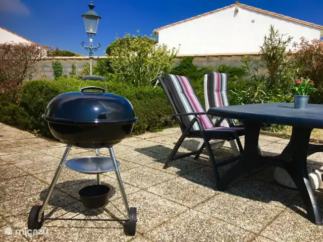 vakantiehuis huren in Frankrijk, Charente-Maritime, Le Bois-Plage-en-Ré – Vakantiehuis Rhétaise, Ile de Ré Terras met weber barbecue