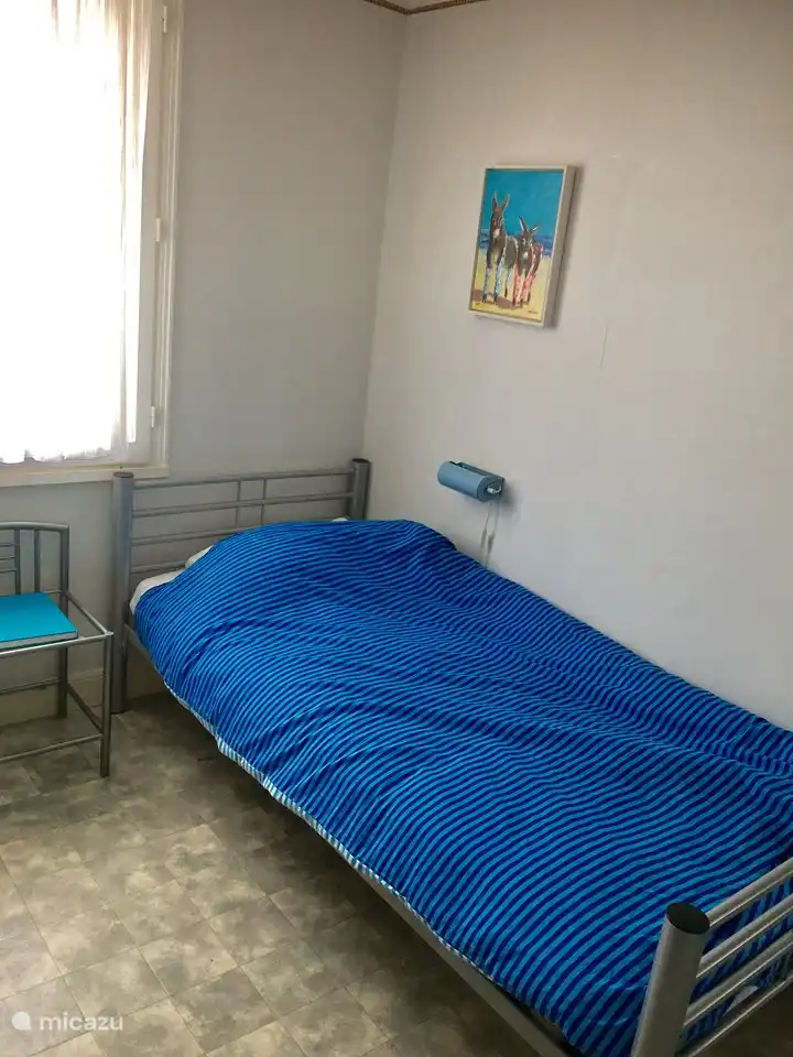 Chambre d'enfant avec lit simple