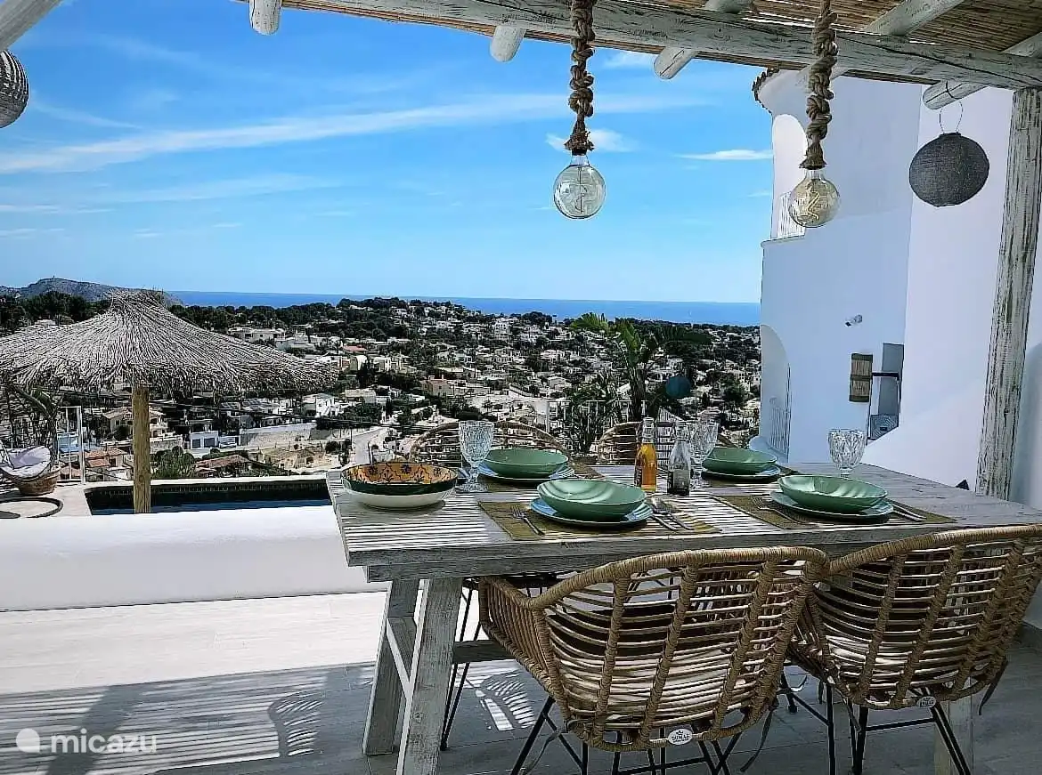 Überdachte Terrasse mit schönem, freiem Blick auf das Meer