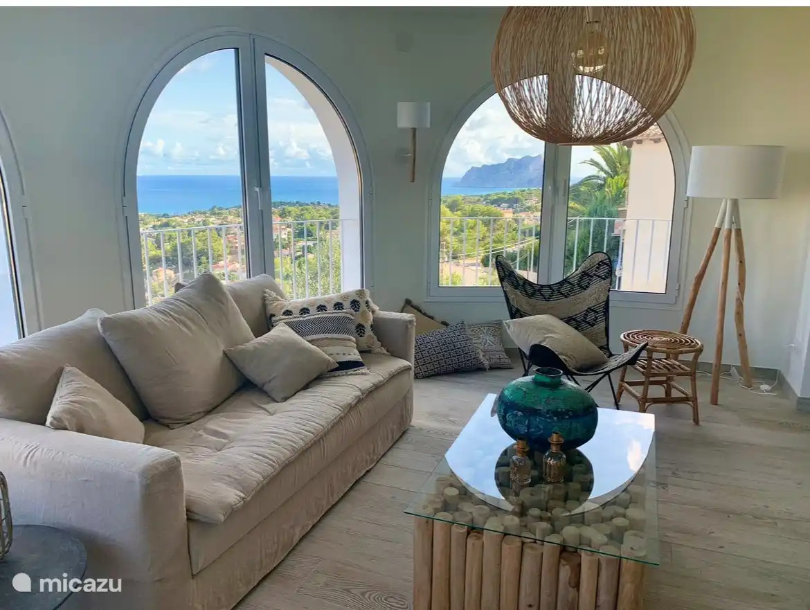 Das Wohnzimmer bietet Meerblick und ist mit einem Leinensofa, einer Schlafcouch, einem Boho-Stuhl, einer Ottomane, Kissen und Stimmungslampen, Sat-TV, Glasfaser-Internet und Klimaanlage ausgestattet 