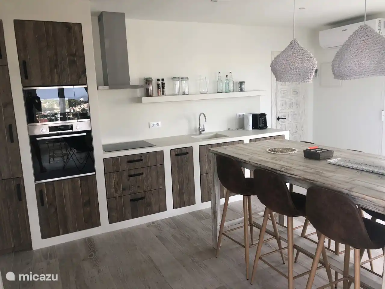 Küche mit Luxusofen, Mikrowelle. Kühlschrank mit unteren Gefrierschubladen, handgefertigt aus recyceltem Holz und Schränken und Arbeitsplatte aus Mikrokontinent, Klimaanlage 