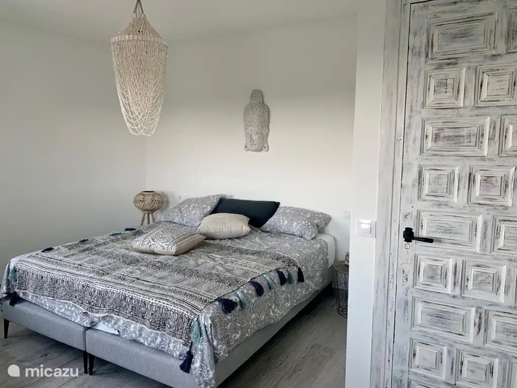 Schlafzimmer mit 2 Einzelbetten und Schlafsofa sowie Kleiderschrank
Sonnenfinsternis-Fensterläden, Meerblick und Klimaanlage 