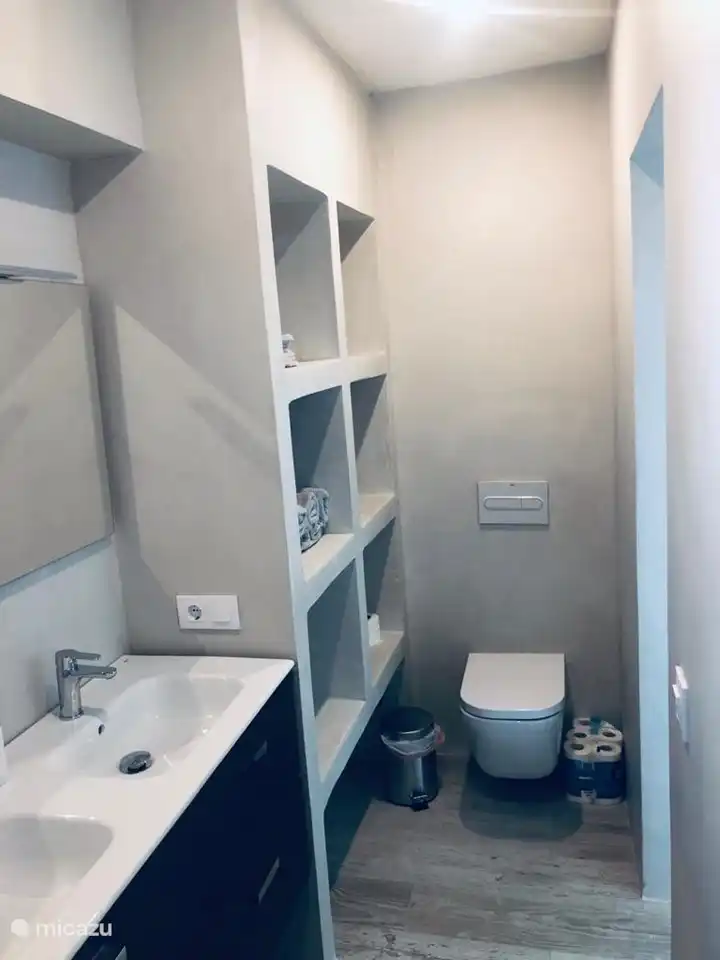 Schönes Design-Badezimmer aus Mikrozement, viel Stauraum, Doppelwaschbecken, Toilette, Dusche und Regendusche, Duschkabine