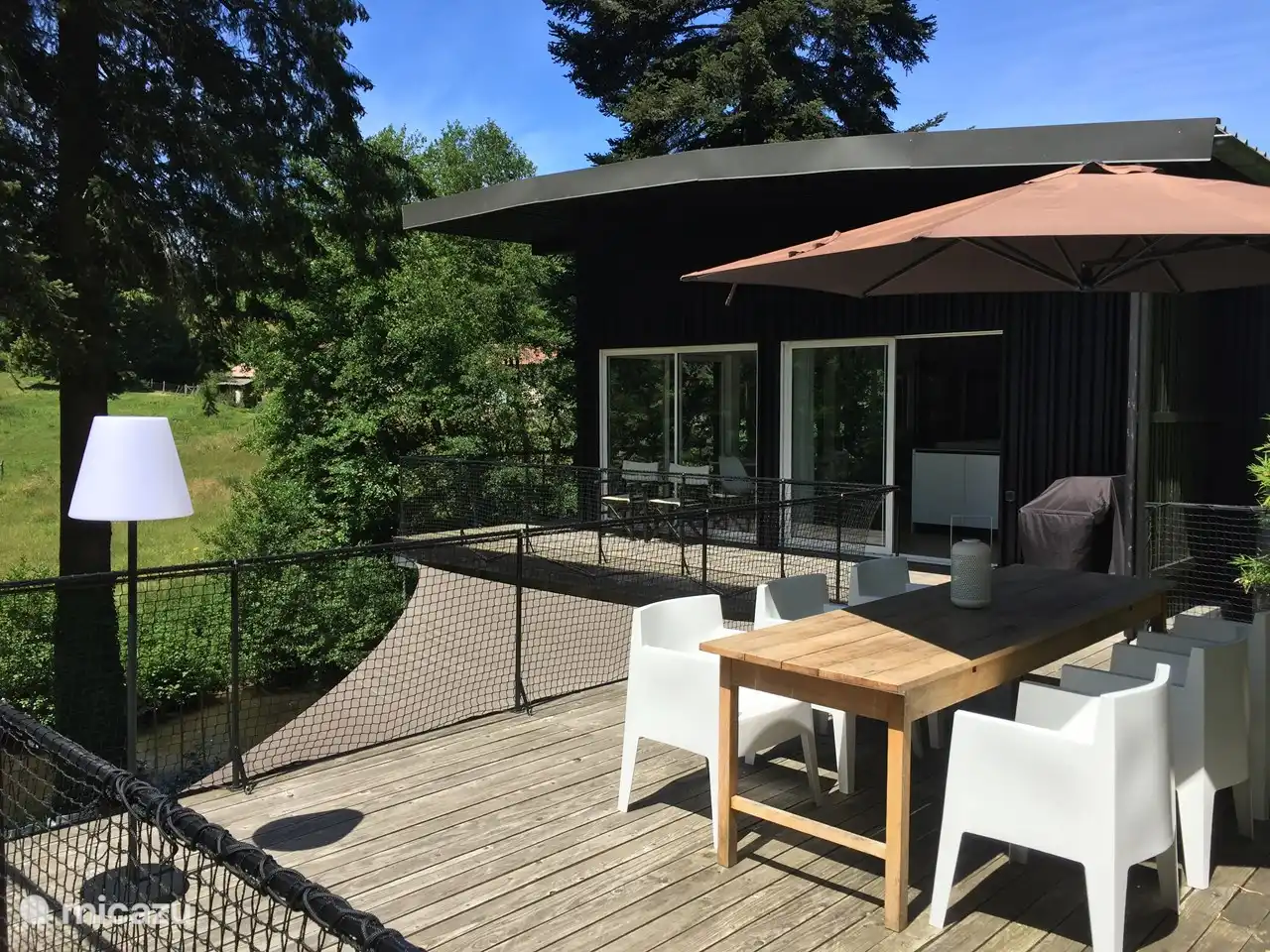 Die herrliche Terrasse hat einen langen Tisch, an dem Sie bequem mit 6 Personen essen können. Die Plancha ist ausziehbar und die Küche in greifbarer Nähe. Auch am Abend ist es wunderbar hier zu sein und der Sternenhimmel wird Sie in Erstaunen versetzen.