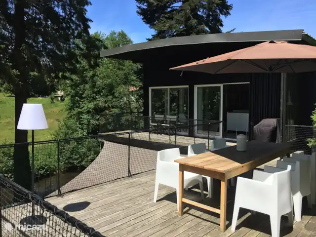 Villa Combade huren in Frankrijk, Haute-Vienne, Masléon - villa Het heerlijke terras is voorzien van een lange tafel waar makkelijk met 6 personen aan gegeten kan worden. De plancha kan aangeschoven worden en de keuken is binnen handbereik. Ook s’avonds is het hier heerlijk vertoeven en zal de sterrenhemel u versteld doen staan.