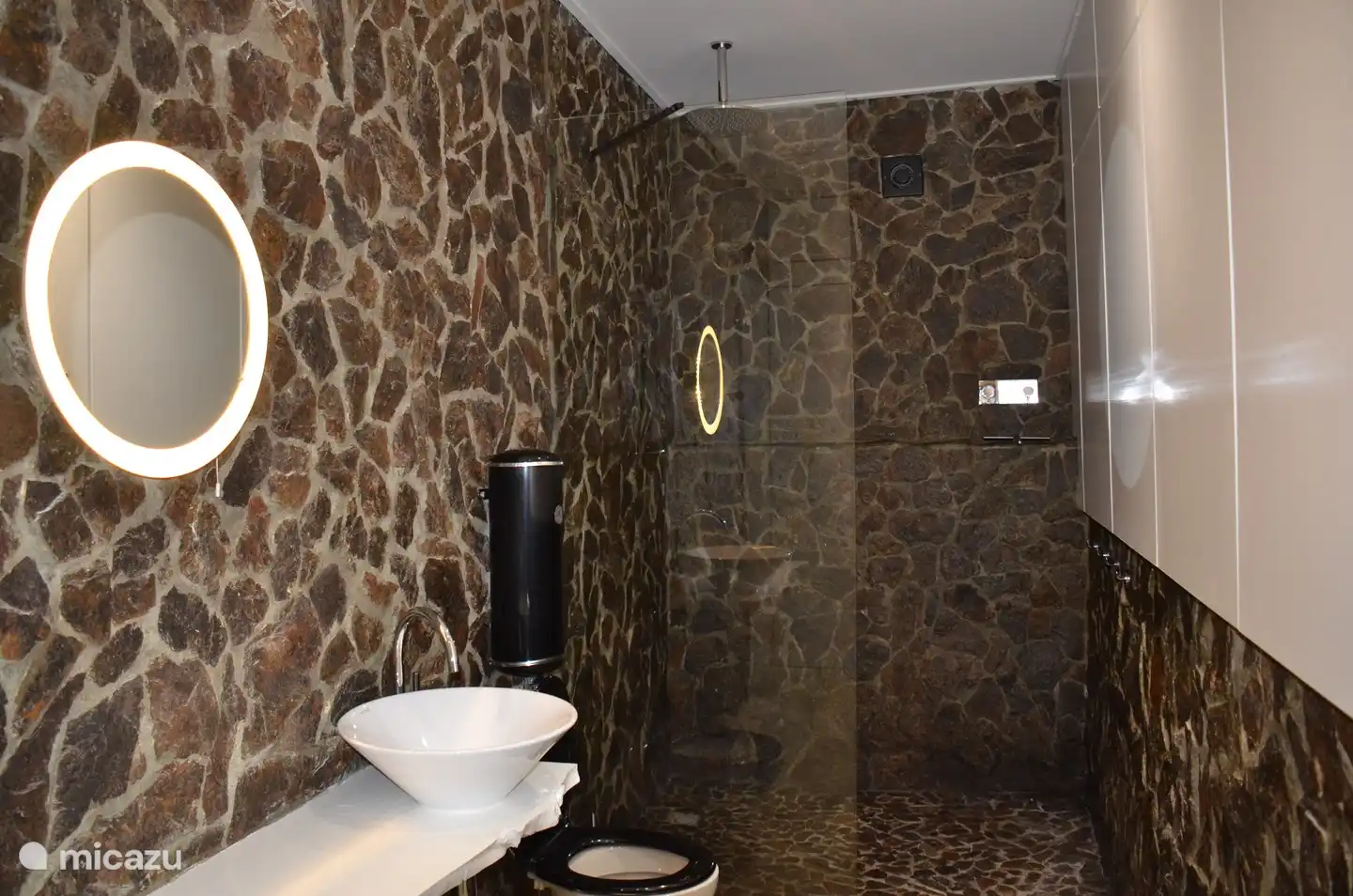 Das Badezimmer en pierre mit Regendusche vermittelt das Gefühl, auf den Felsen zu stehen oder zu duschen.