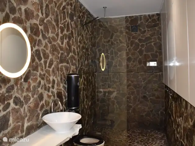 Villa Combade huren in Frankrijk, Haute-Vienne, Masléon - villa De badkamer ‘en pierre’ met regendouche geven u het gevoel als of u tussen de rotsen staat de douchen.