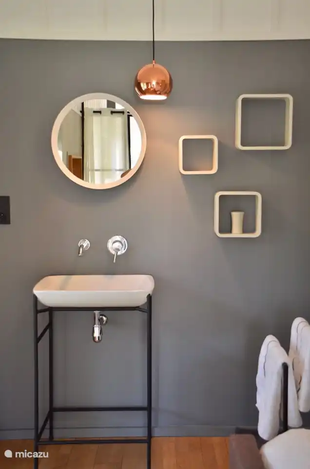 Das Waschbecken ist ruhig und praktisch, wo Sie sich für jede Reise erfrischen können.