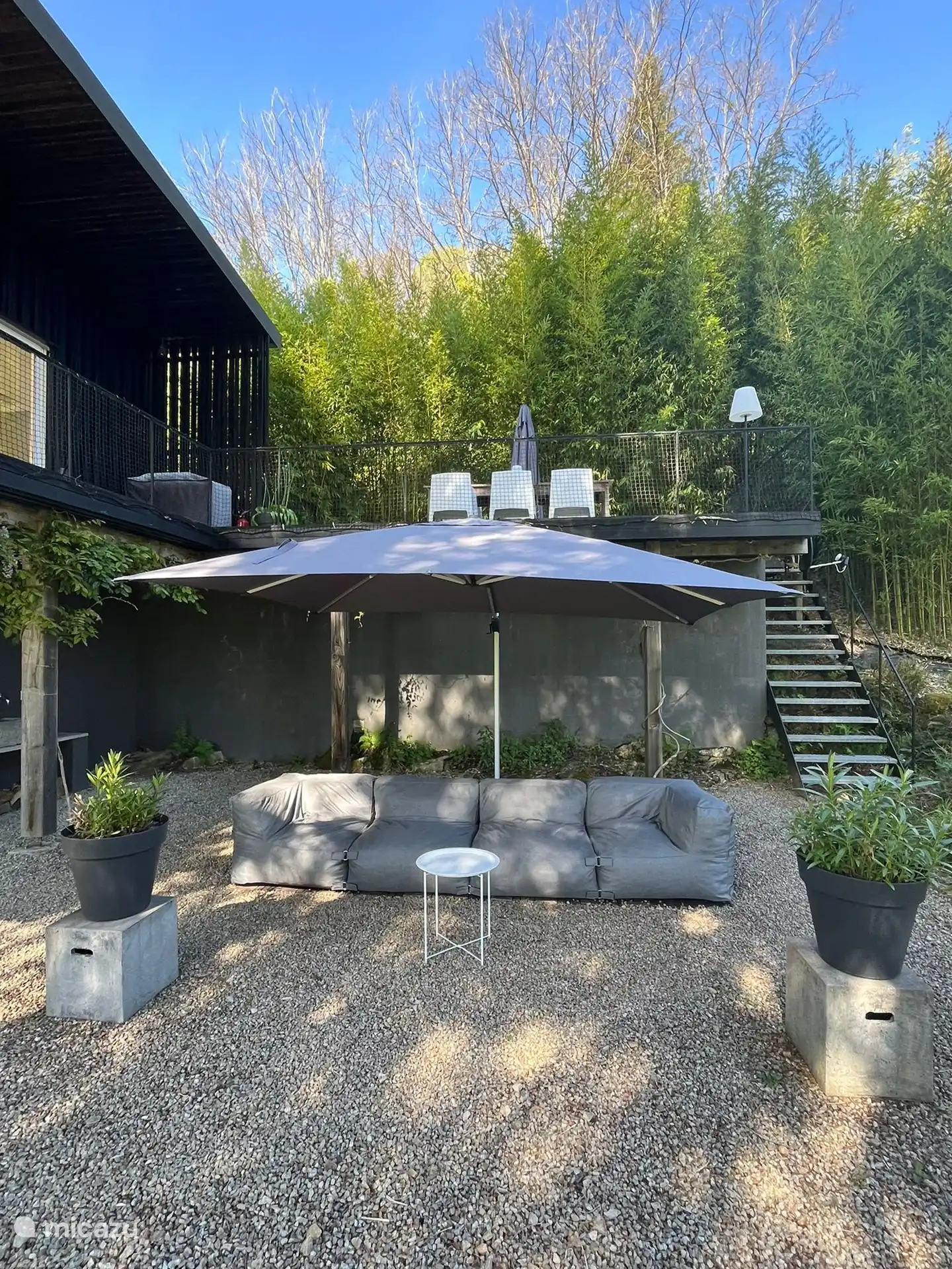 Das Lounge-Sofa, auf dem man am besten das plätschernde Wasser und manchmal einen schreienden Esel genießen kann. 