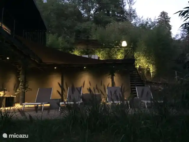 Villa Combade huren in Frankrijk, Haute-Vienne, Masléon - villa Een avond tafereel van het terras waar nog heerlijk kan worden nagenoten.