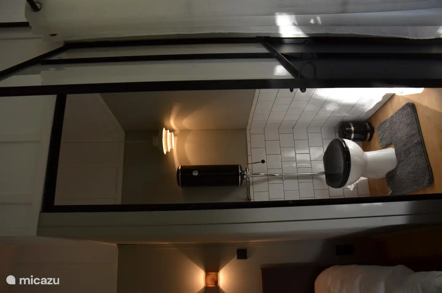 Eine der altmodischen Spültoiletten wurde neu gestaltet und mit modernem Stahl ausgestattet.