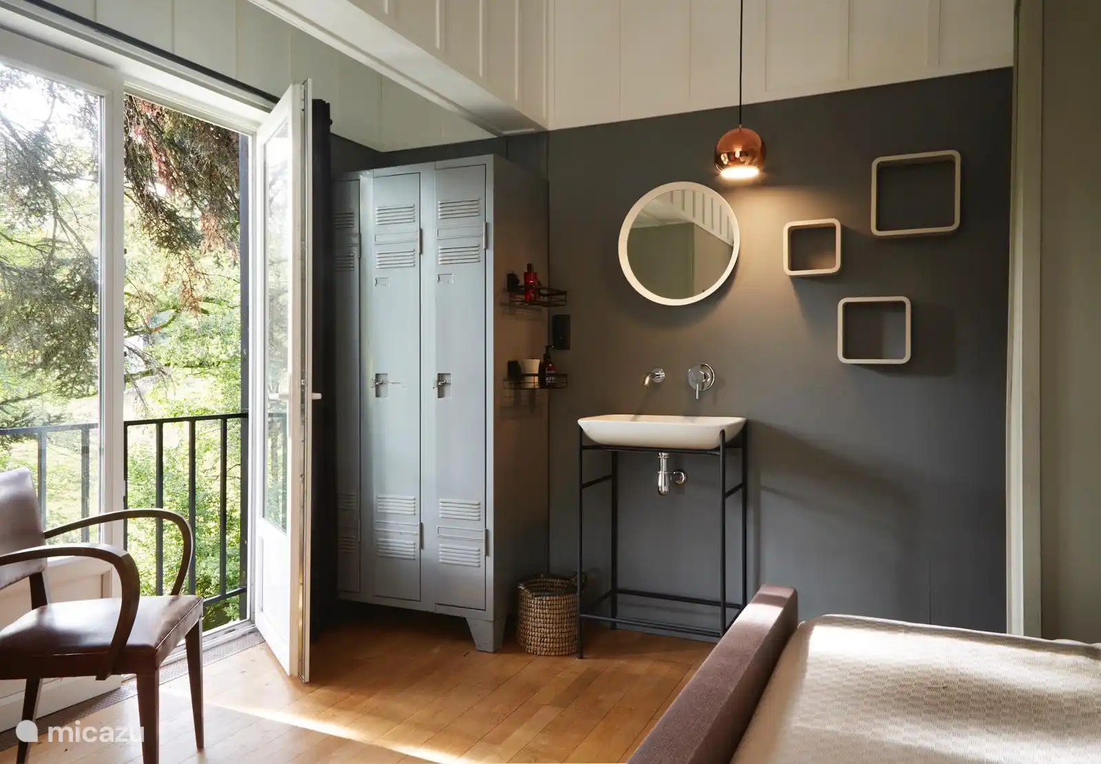 Das Hauptschlafzimmer mit Terrassentüren zum Fluss.