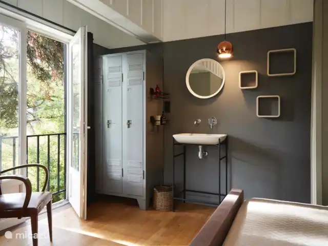 Villa Combade huren in Frankrijk, Haute-Vienne, Masléon - villa De hoofdslaapkamer met openslaande deuren naar de rivier.