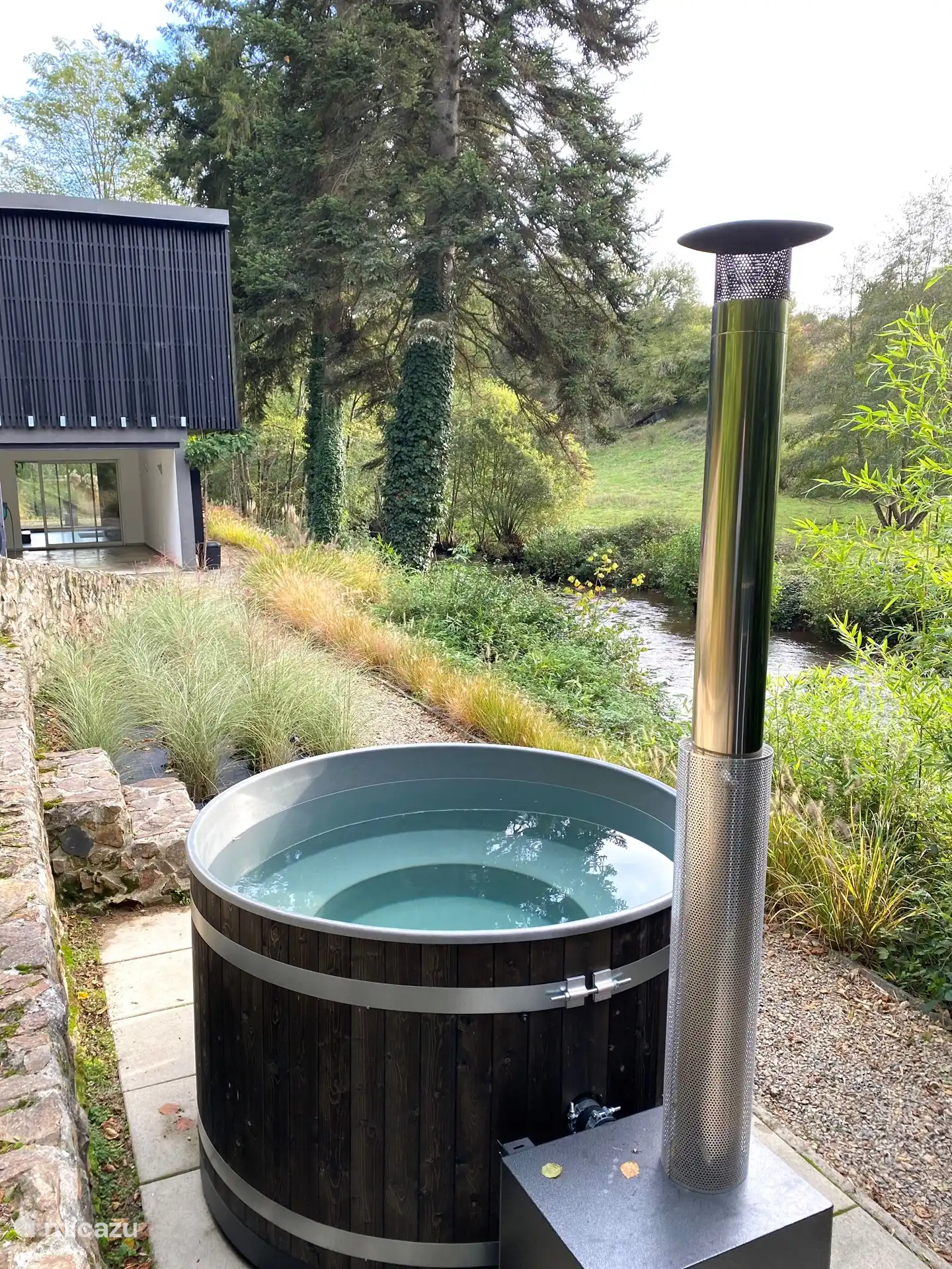 Im Whirlpool werden Sie sich mit dem Rauschen des Flusses im Hintergrund wie in einer anderen Welt fühlen.