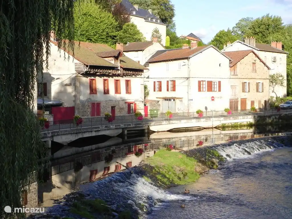 Emoutiers ist ein charakteristischer Ort, etwa 15 km von Masleon entfernt, mit schönen Geschäften, Bars und Restaurants.