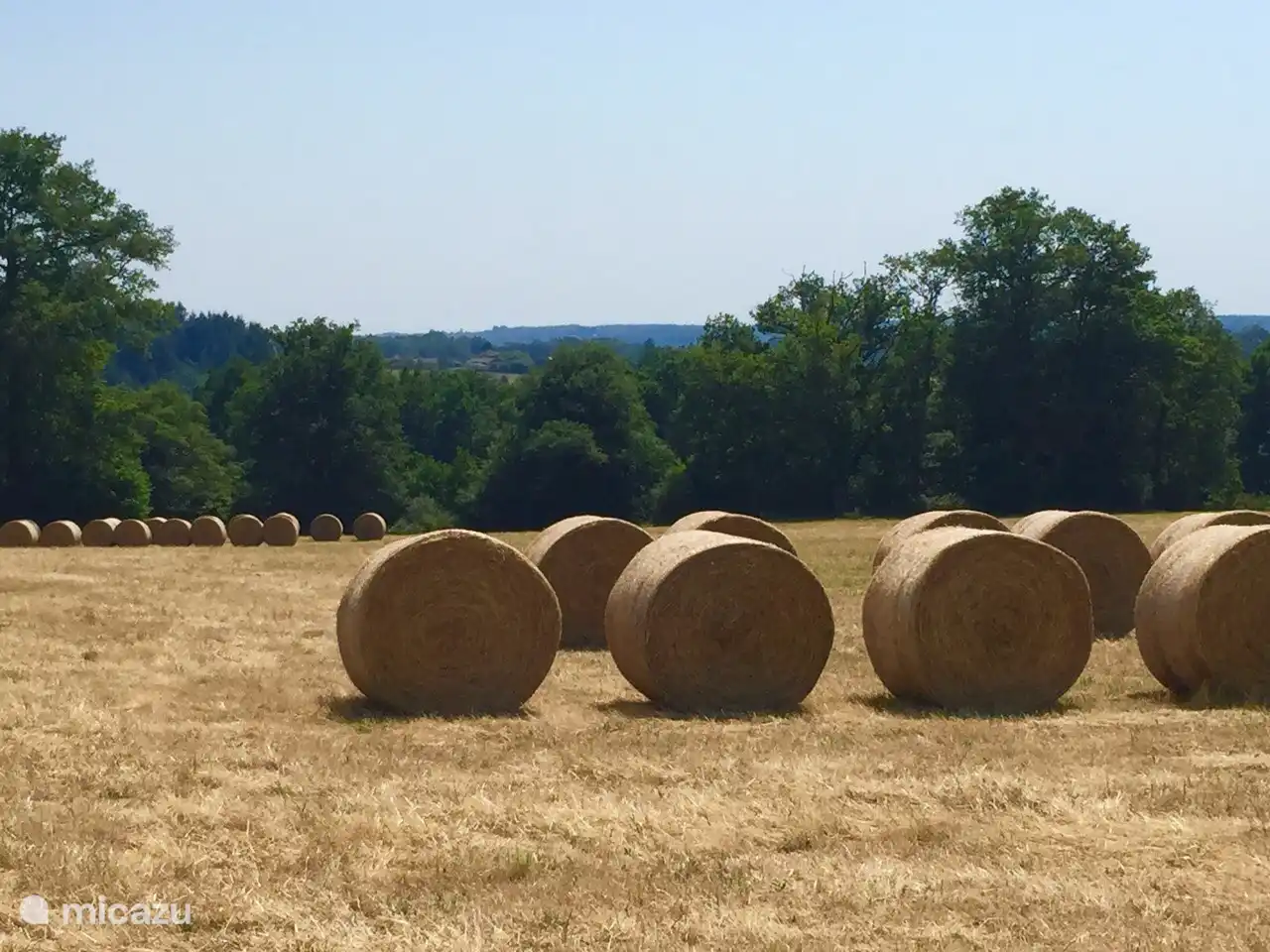 Das wunderschöne Ackerland, das im Sommer mit diesen wunderschönen Heuballen ausgestattet ist. Typisch französisch.