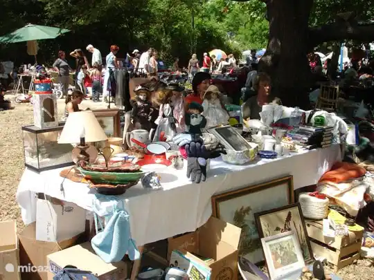 Eine Vielzahl von Flohmärkten bedeutet, dass im Sommer kein Wochenende vergeht oder es eines in der Nachbarschaft gibt.