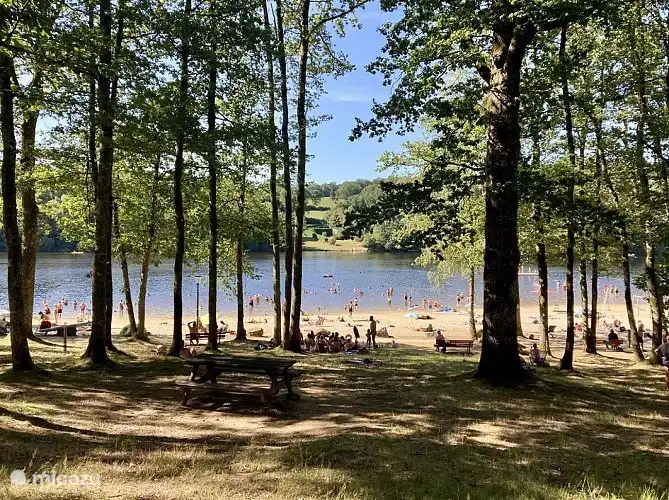 Lac Saint Hélène 5 km vom Haus entfernt. Dies ist der Ort zum Schwimmen, Tretbootfahren und Essen.