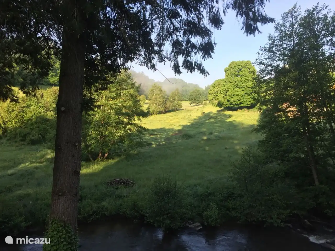 Die Morgensonne scheint über das Tal, wo Sie den Tag mit Kaffee oder Tee beginnen und die Ruhe erleben, für die Sie gekommen sind.