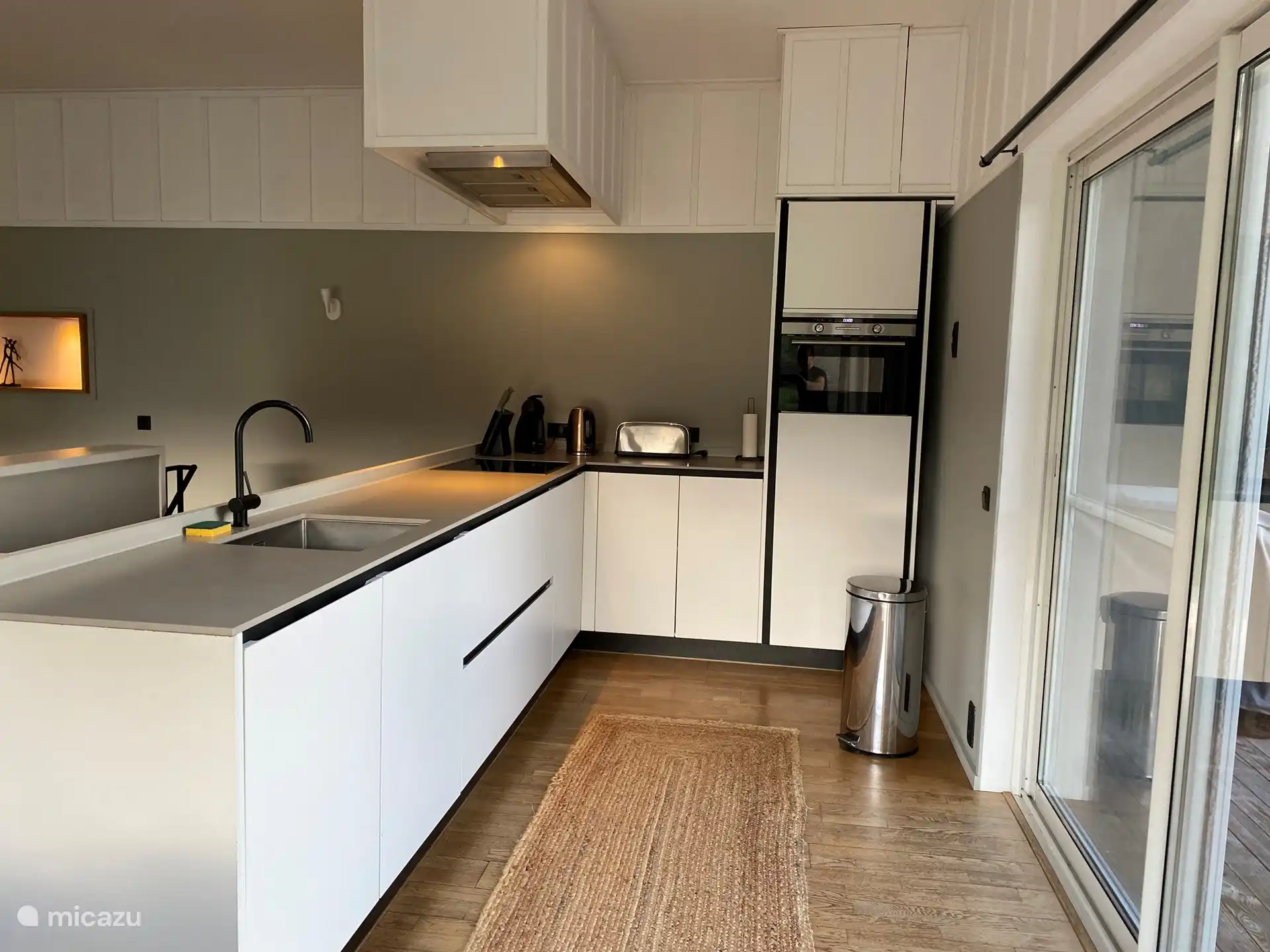 Die Küche ist mit allem Zubehör ausgestattet.