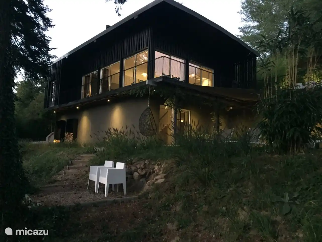 Das Haus ist in seiner ganzen Einfachheit am Ufer des Flusses beleuchtet, wo Sie mit den Grillen und dem Plätschern von Wasser im Hintergrund warme, milde Sommerabende genießen können.
