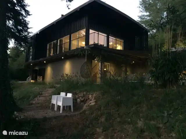 Villa Combade huren in Frankrijk, Haute-Vienne, Masléon - villa Het huis in al zijn eenvoud verlicht aan de rand van de rivier waar u zult genieten van warme zwoele zomeravonden met op de achtergrond de krekels en het klateren van het water.
