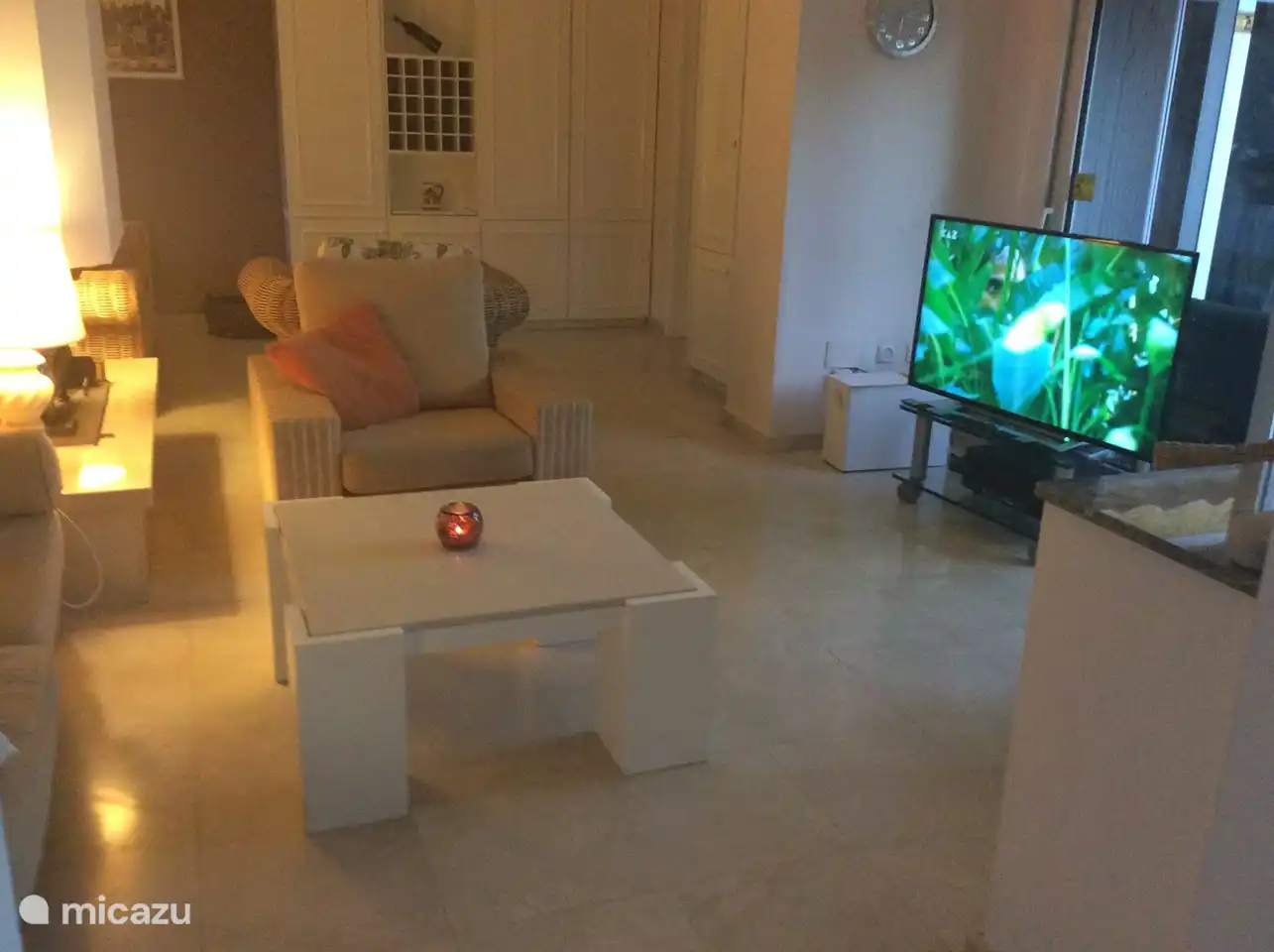 Salon mit großem Flachbildschirm. Bose-Lautsprecher. Schiebefenster zur Terrasse mit Meerblick. Im hinteren Teil des zweiten Salons.