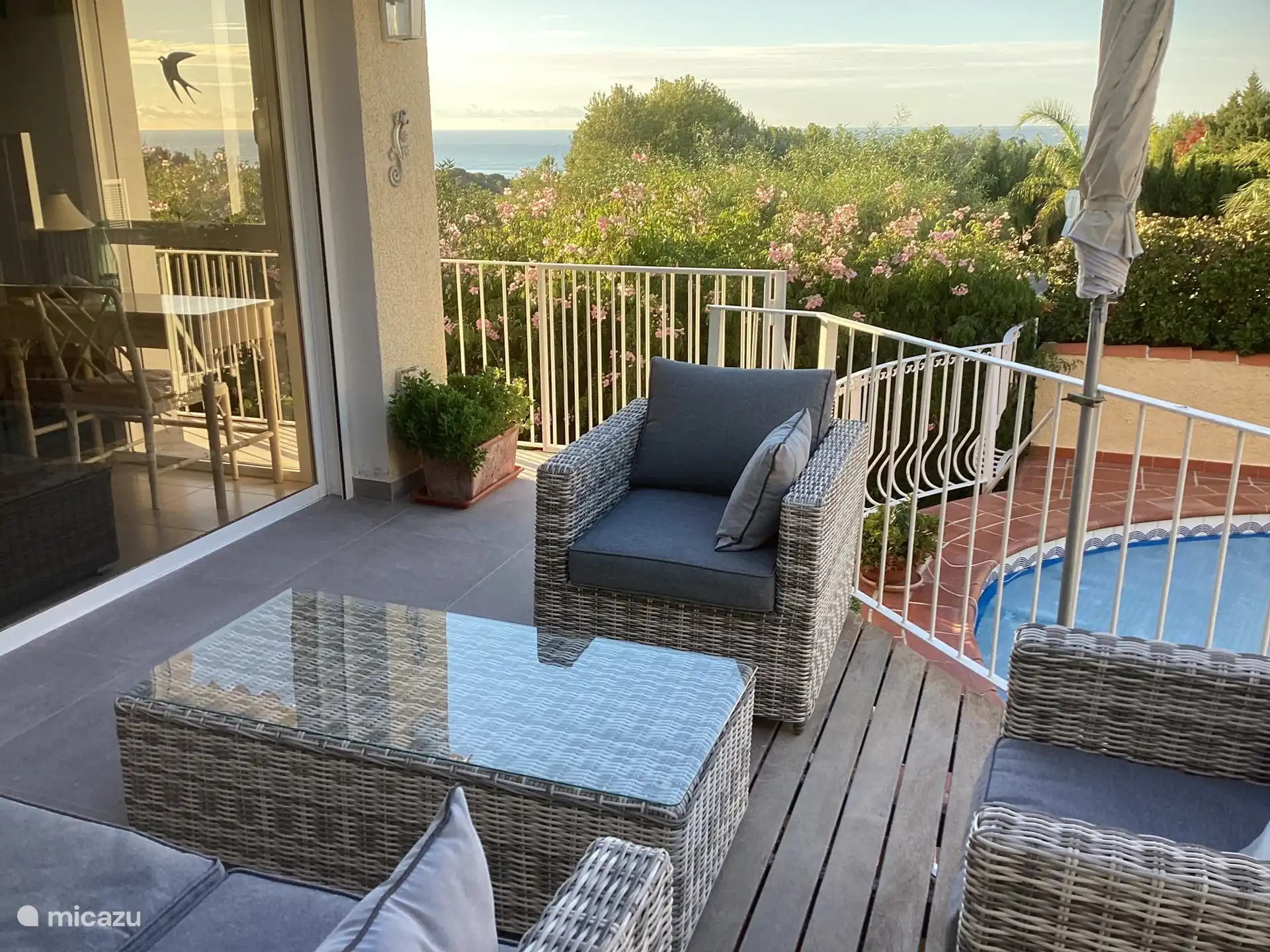 Terrasse mit neuem Lounge-Set. Blick aus dem Wohnzimmer. Auch Zugang von der Terrasse zum grauen Zimmer über ein Schiebefenster.