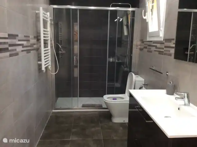 Villa Sentosa huren in Spanje, Costa Blanca, Altea - villa Moderne badkamer met regendouche ensuite met ruime grijze kamer.