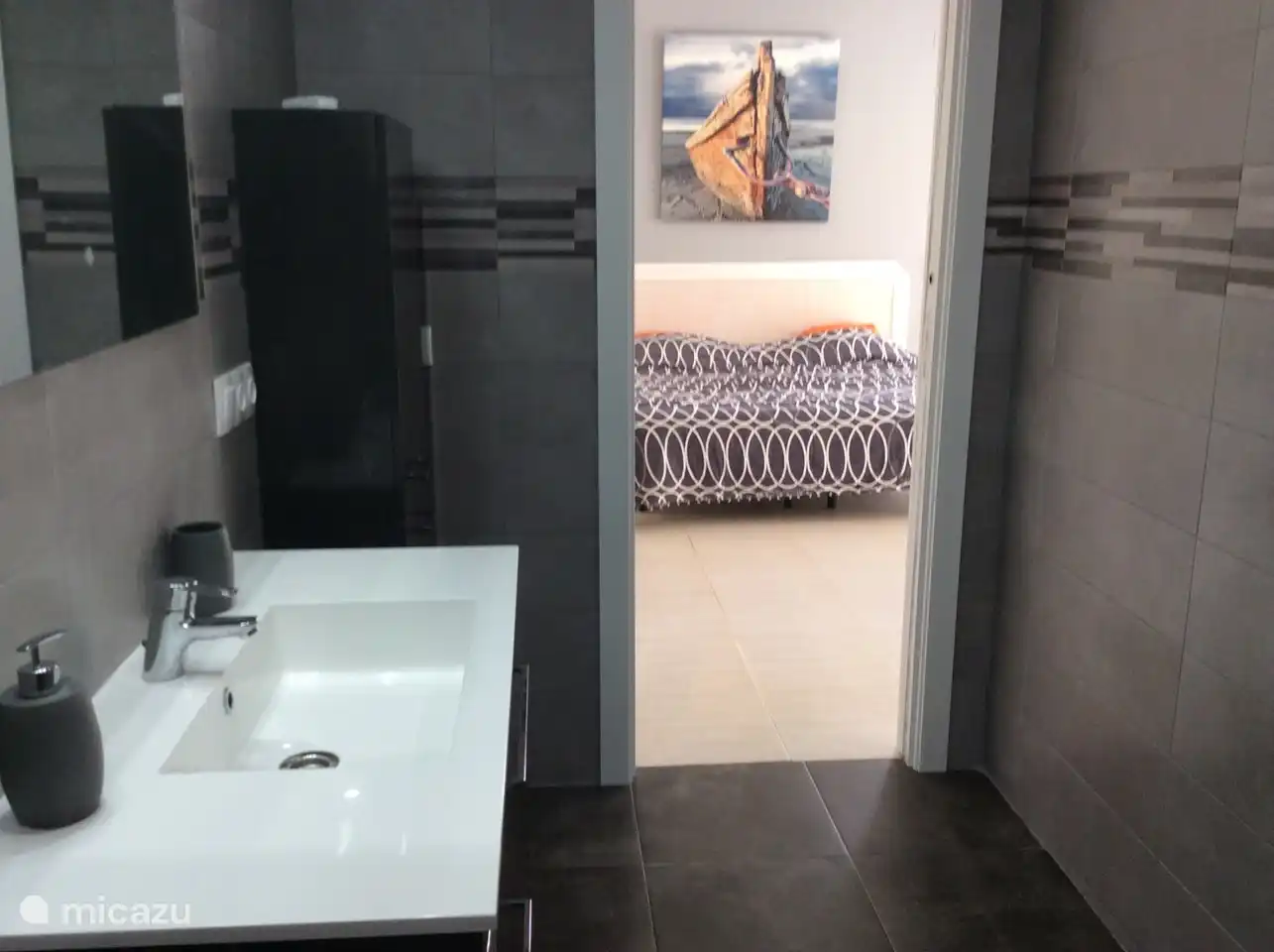 Foto vom eigenen Badezimmer des grauen Zimmers