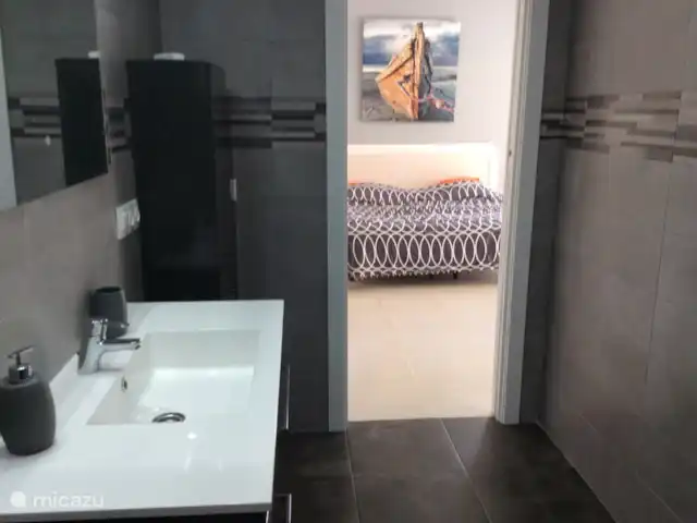 Villa Sentosa huren in Spanje, Costa Blanca, Altea - villa Foto vanuit de ensuite badkamer van de grijze kamer