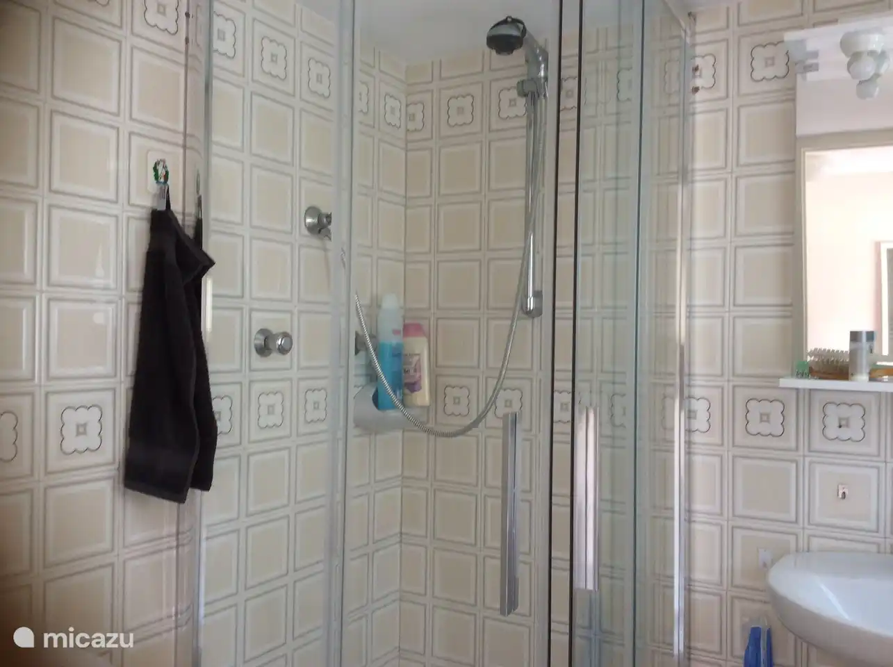 Badezimmer des Zimmers/der Wohnung mit eigenem separatem Eingang im Erdgeschoss.