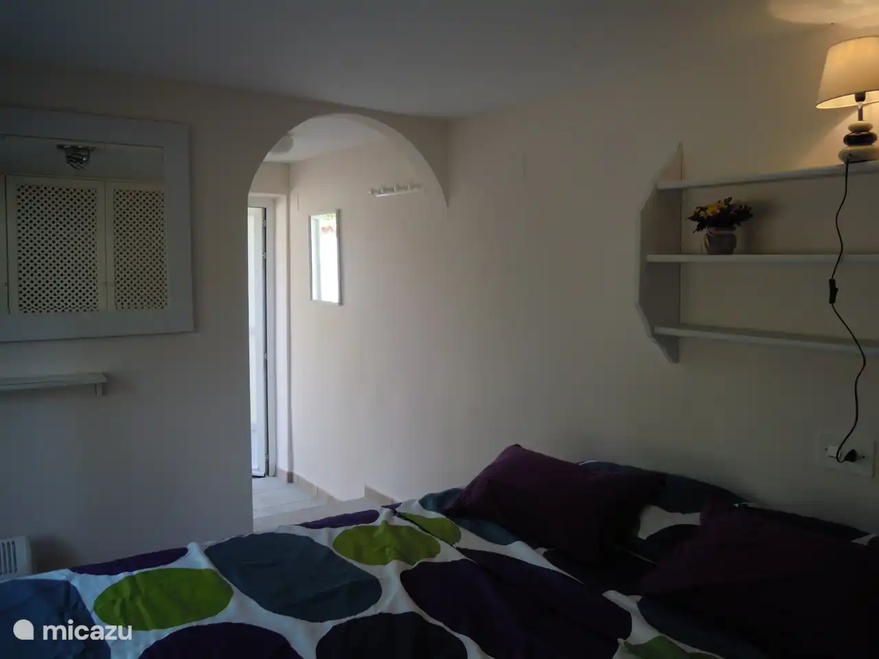 Schlafzimmer mit eigenem Eingang und eigenem Bad. Liegt unten neben der Garage.