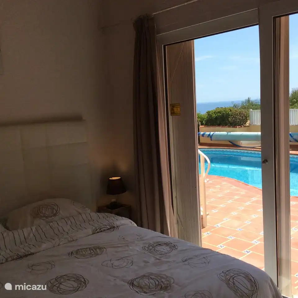 Zimmer mit Meerblick und direktem Zugang zum Pool mit einem großen Schiebefenster Das braune Zimmer.