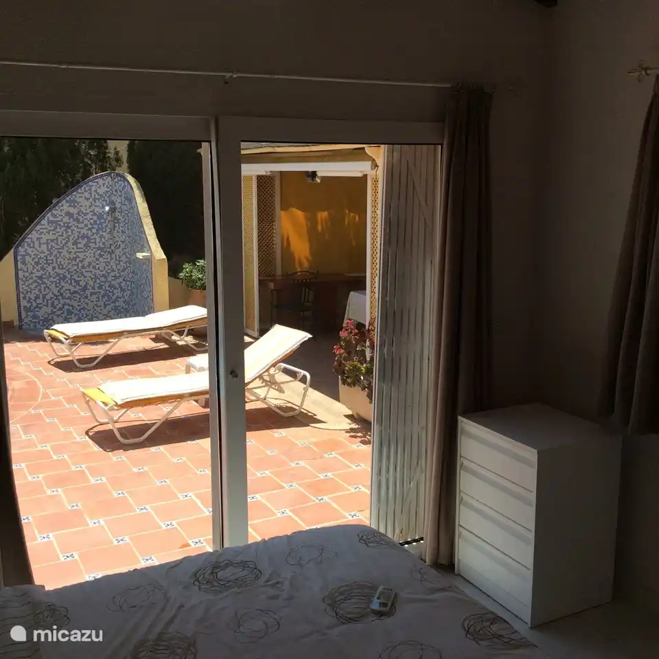 Dieses braune Zimmer mit Zugang zum Swimmingpool hat auch einen Blick auf die Sommerküche.