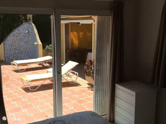 Villa Sentosa huren in Spanje, Costa Blanca, Altea - villa Deze bruine kamer met toegang tot zwembad heeft eveneens zicht op de zomerkeuken.