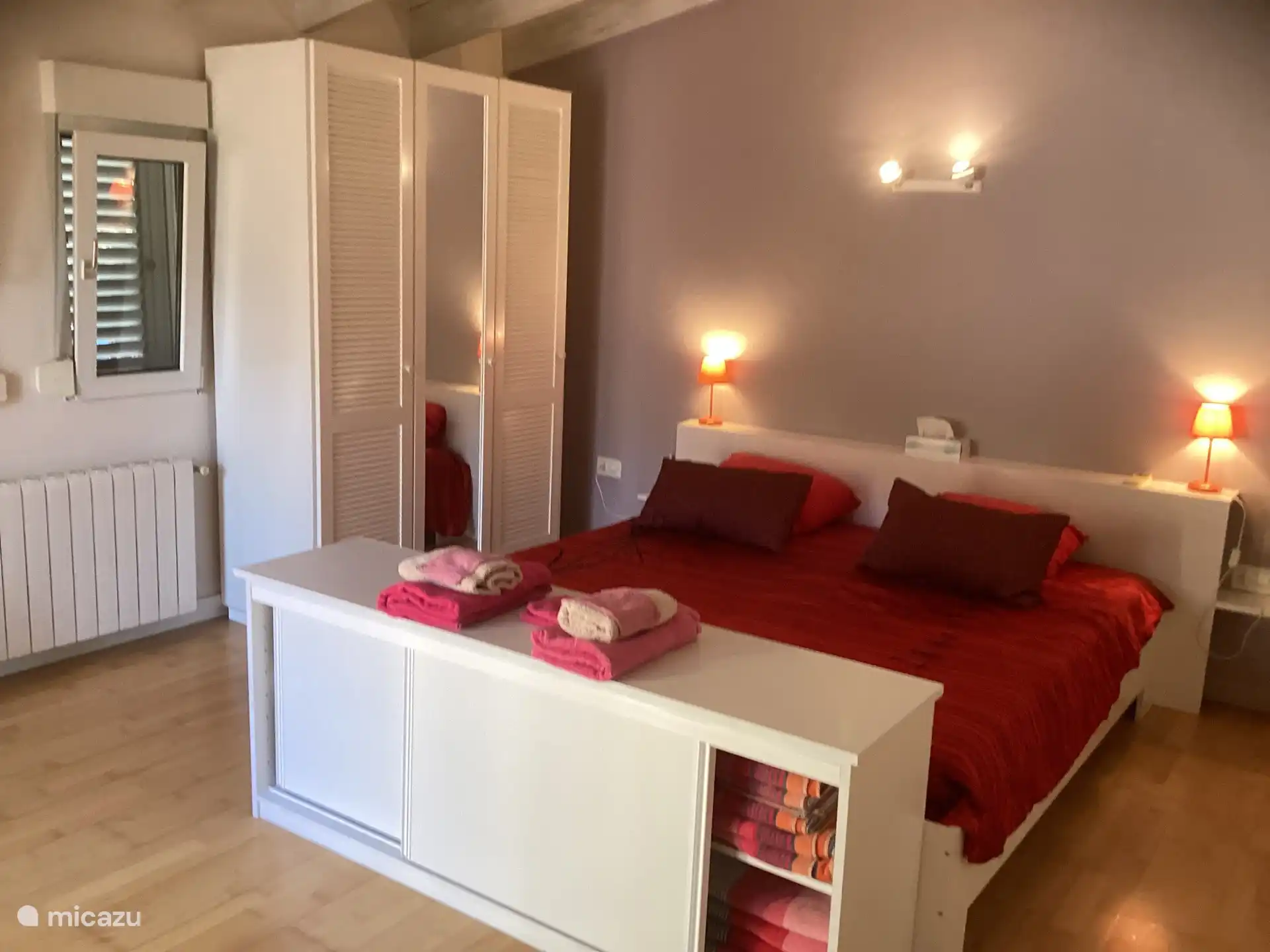 Das rote Zimmer ist sehr geräumig und mit vielen Schränken ausgestattet.