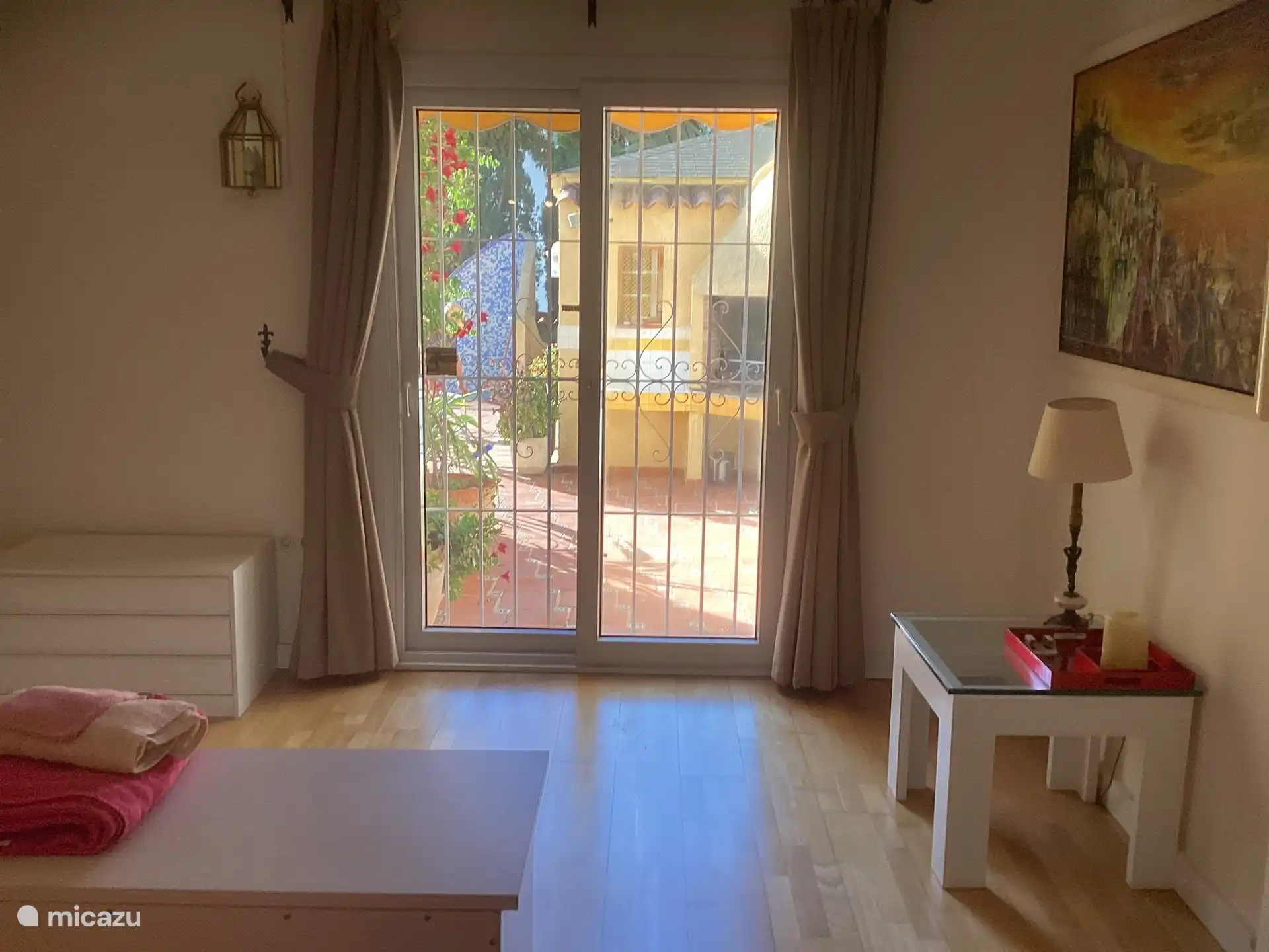 Großes Zimmer mit direktem Zugang zum Pool. Das rote Zimmer.