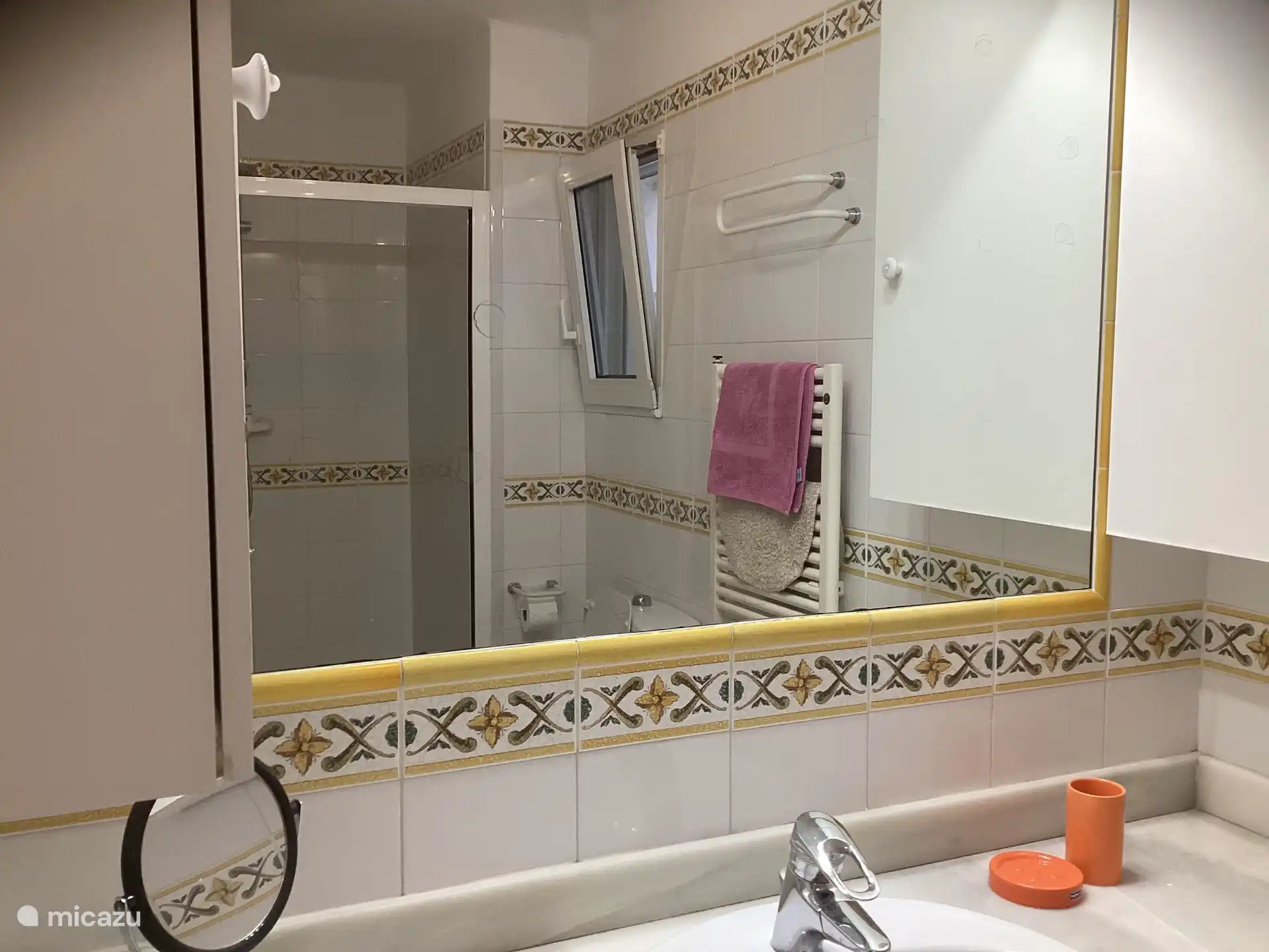 Eines der 4 Badezimmer neben dem roten und braunen Zimmer mit Regendusche.