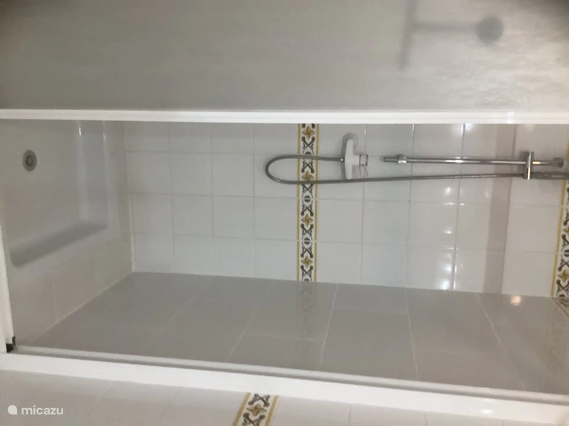 Dusche neben dem roten Zimmer