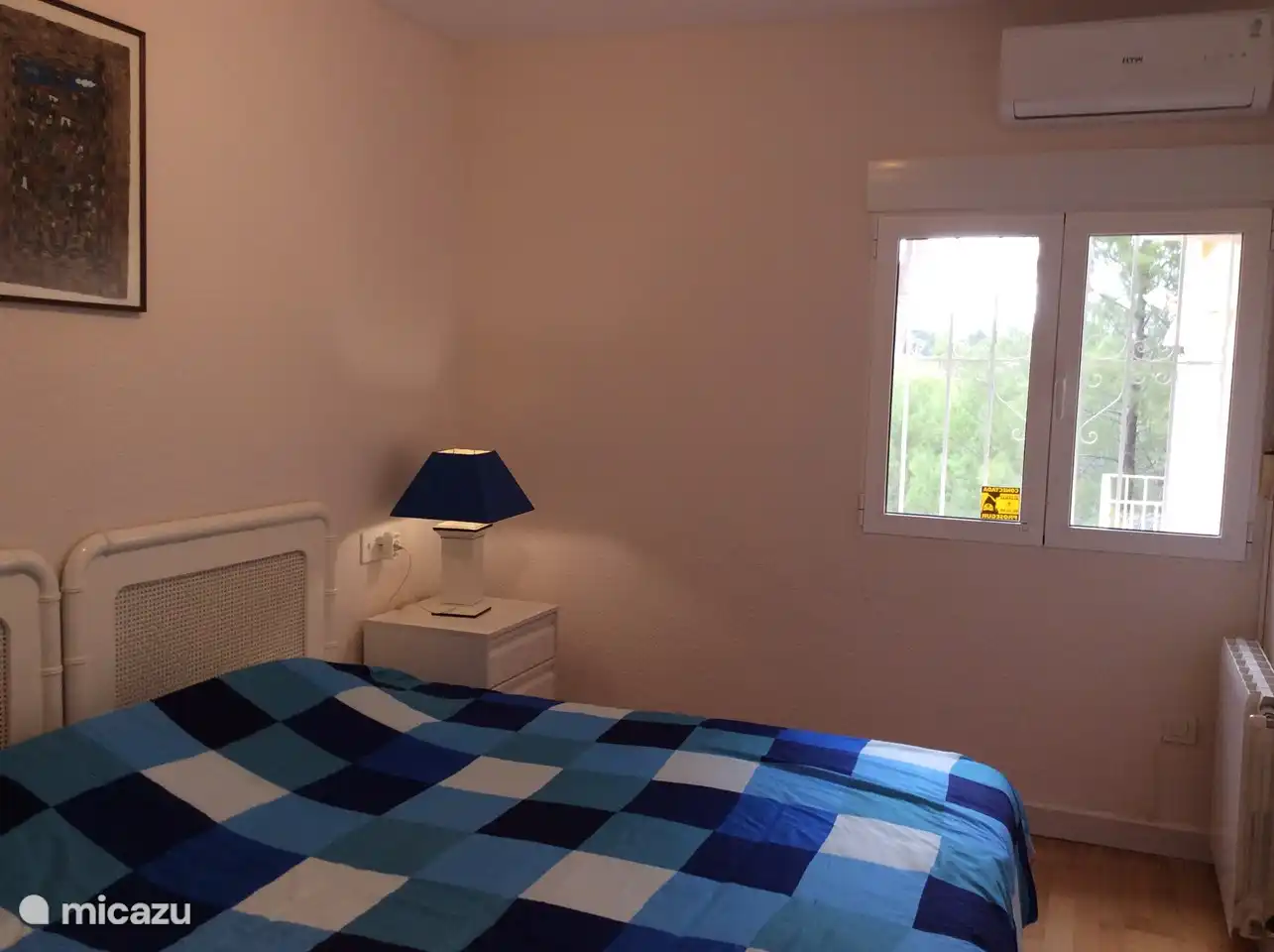 Das blaue Zimmer ohne Meerblick. Das einzige Zimmer, das keinen direkten Zugang zum Pool hat.