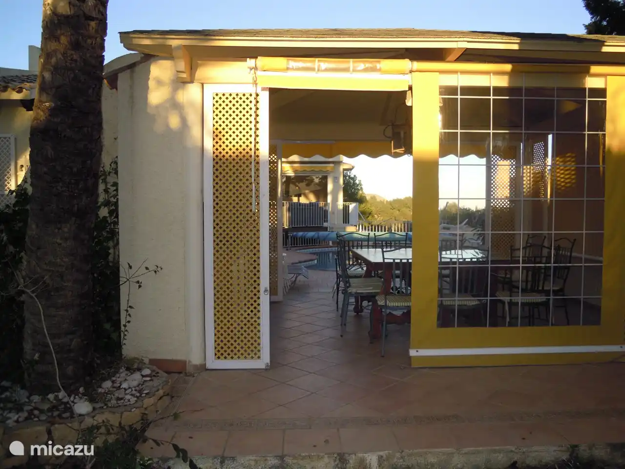 Foto aus dem Garten hinter der Sommerküche. Bei zu viel Wind kann diese Seite komplett geschlossen werden. Die Sommerküche befindet sich zwischen dem Garten und dem Pool.