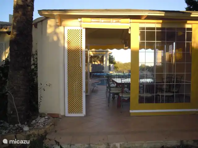 Villa Sentosa huren in Spanje, Costa Blanca, Altea - villa Foto genomen vanuit de tuin achter de zomerkeuken. Deze zijde kan volledig afgesloten worden indien er teveel wind is. Zomerkeuken ligt tussen de tuin en het zwembad.