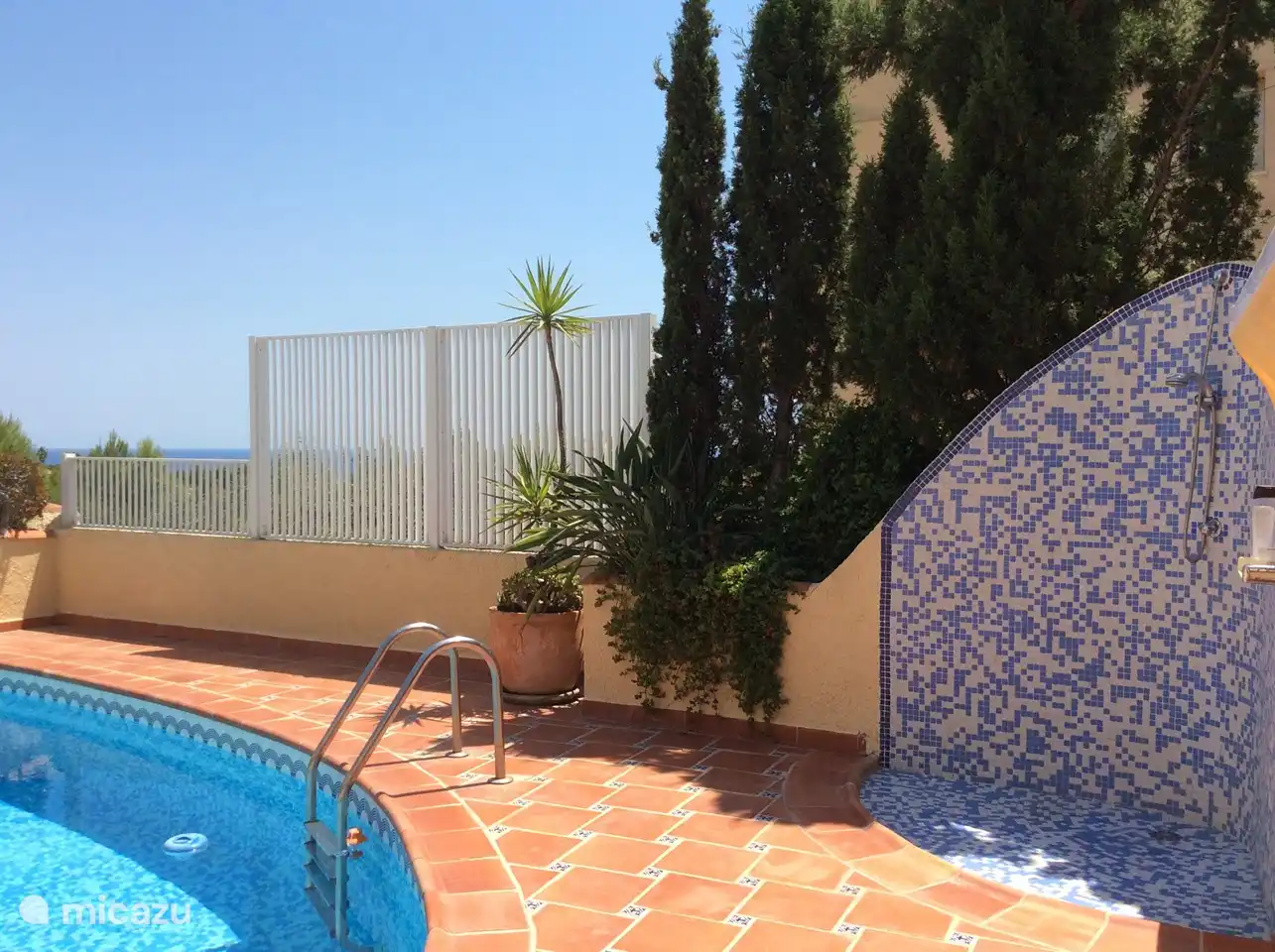 Absolute Privatsphäre in Pool-Sommerküche und Garten. Außendusche nur mit kaltem Wasser.