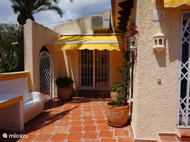 Villa Sentosa huren in Spanje, Costa Blanca, Altea - villa Zicht van buiten op grote rode kamer.
Links is er een grote ingebouwde BBQ naast de zomerkeuken.