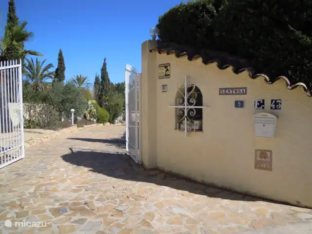 Villa Sentosa huren in Spanje, Costa Blanca, Altea - villa Ingang villa Sentosa met elektrisch hekken. Er is een carport en achteraan een garage met nog staanplaats in de schaduw mogelijk.