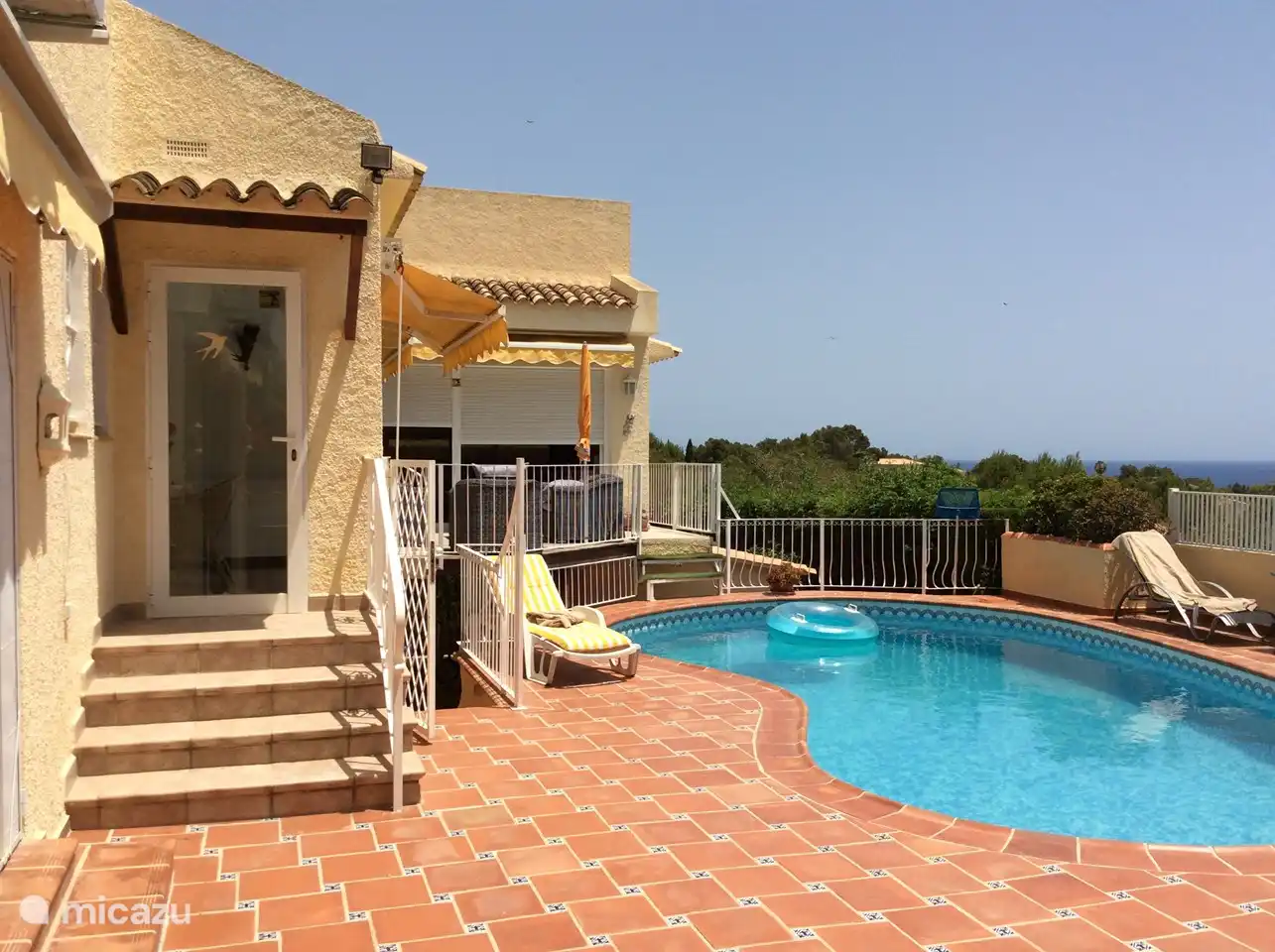 Eingang zur Küche und zum Esszimmer. Also sehr wenige Schritte. Neben dem Pool gibt es Treppen nach unten, Sie können aber auch ohne Treppen über die Auffahrt auf der anderen Seite des Hauses hinuntergehen.