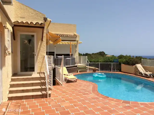 Villa Sentosa huren in Spanje, Costa Blanca, Altea - villa Ingang naar keuken en eetkamer. Dus zeer weinig treden. Naast het zwembad is er een trap naar beneden maar men kan ook langs de andere zijde van het huis via de oprit naar beneden gaan zonder trappen.